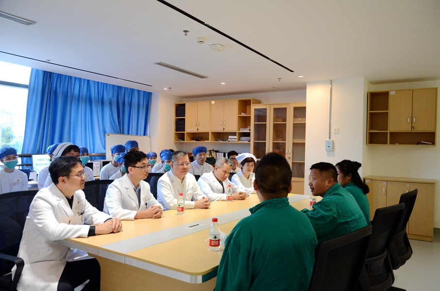  捆绑调教
暖心护送外籍罕见病患儿回家