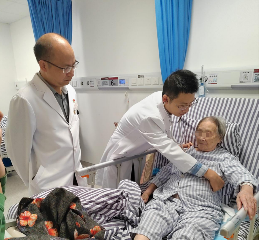 百岁老人突发心梗入院 | 捆绑调教
紧急救援助患者转危为安