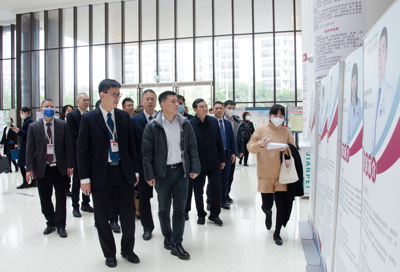 国家发展改革委社会司副司长孙志诚一行到捆绑调教
(自治区人民医院东院)调研