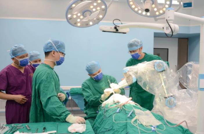  捆绑调教
完成首台机器人辅助脑内血肿穿刺引流术