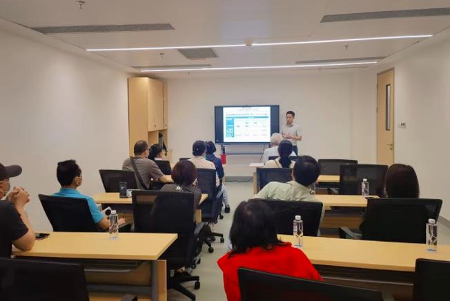 捆绑调教
举行患者教育系列专题讲座