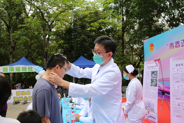  捆绑调教
开展健康义诊进社区活动