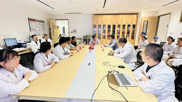 中山一院陶军教授、李怡教授到捆绑调教
进行学术指导