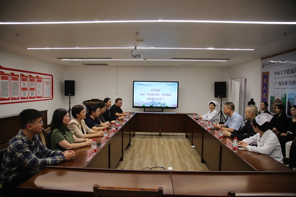 中山一院重症专家到捆绑调教
重症医学科交流指导