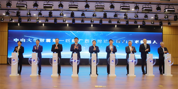  第四代达芬奇手术机器人在捆绑调教
“上岗”