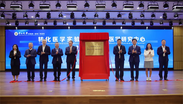 捆绑调教
举行转化医学实验室＆临床医学研究中心启用仪式