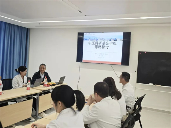 中山一院张诗军教授到捆绑调教
中医科进行科研交流及工作指导
