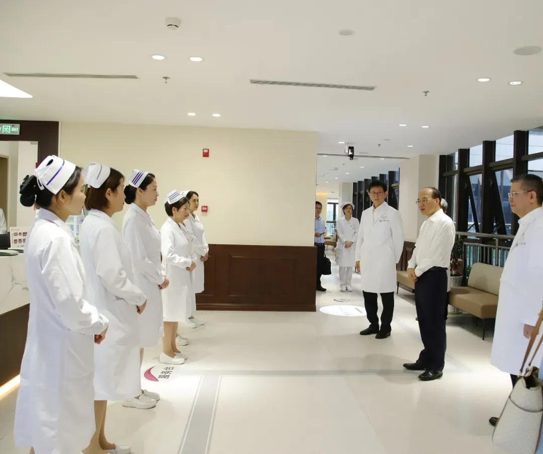 自治区副主席廖品琥到捆绑调教
慰问优秀护士代表