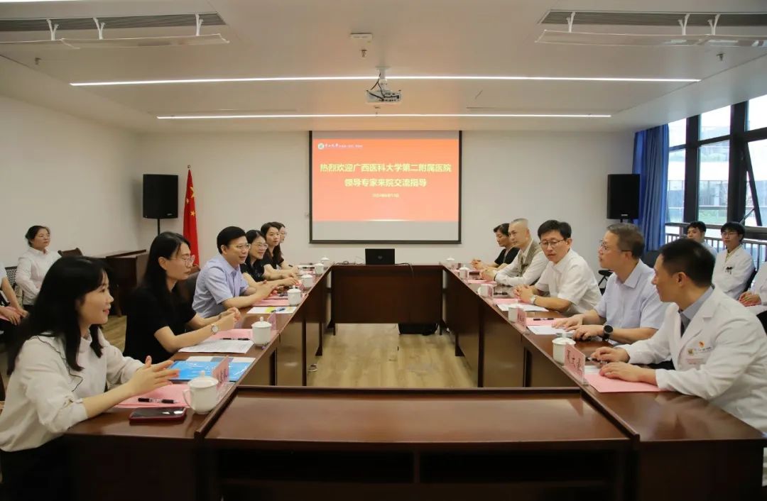 推进高质量共建 | 广西医科大学第二附属医院到捆绑调教
参观交流