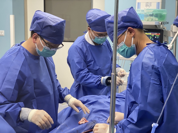 男子触电呼吸心跳骤停 捆绑调教
ECMO团队上演生死大逆转